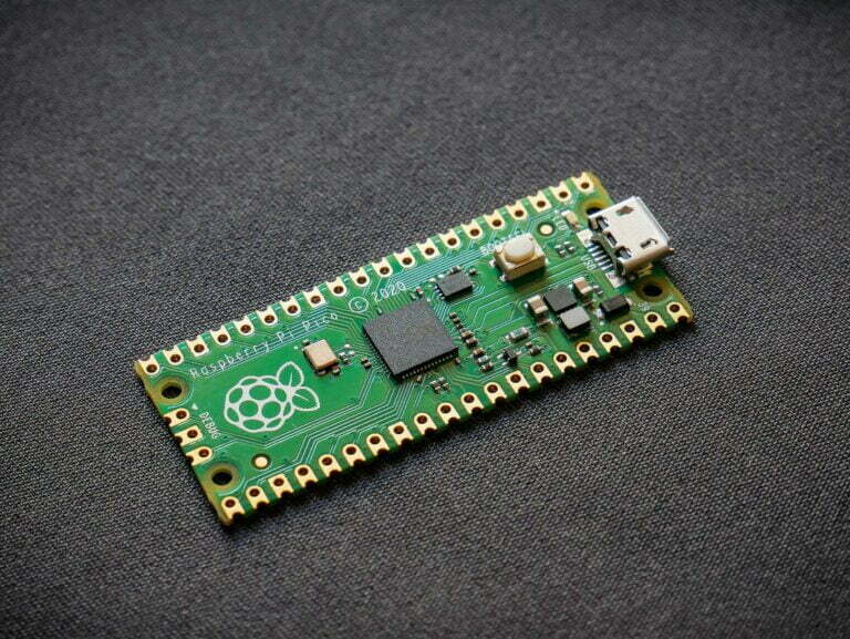 Raspberry-Pi-Pico-RP2040-Microcontroller-Development-Board-Vishnu-Mohanan-2500px-1